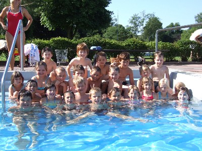 Kinder beim Schwimmkurs