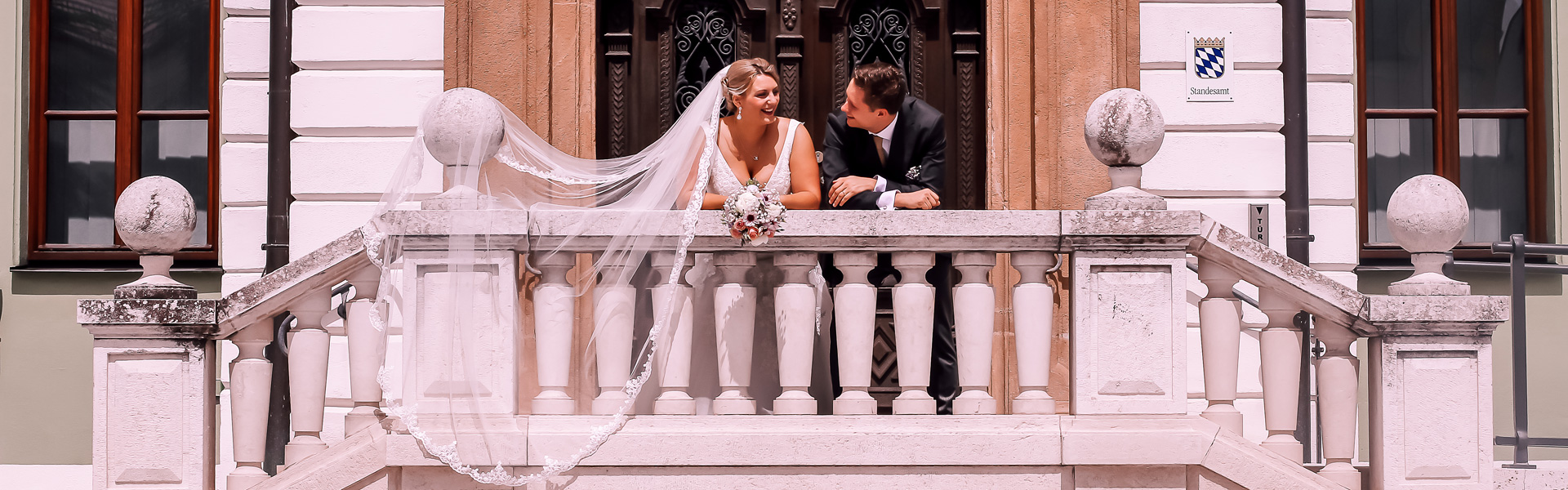 Slider Hochzeitspaar vor dem Rathaus
